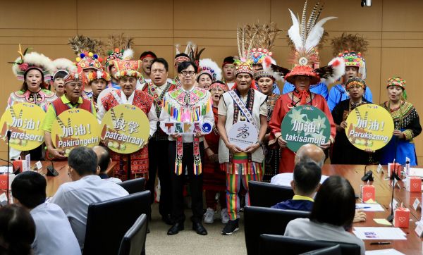 原民總頭目為市長穿戴傳統服飾　陳其邁：體驗原民文化之美　邀民眾參與豐潮活動1